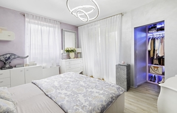 Hlavní ložnice a teráskou a šatnou - Prodej bytu 3+kk v osobním vlastnictví 81 m², Praha 9 - Vysočany