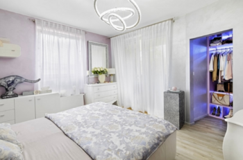 Ložnice s podsvícenou šatnou - Prodej bytu 3+kk v osobním vlastnictví 81 m², Praha 9 - Vysočany