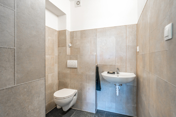Prodej kancelářských prostor 1600 m², Sulejovice