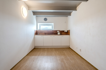 Prodej kancelářských prostor 1600 m², Sulejovice