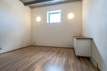Prodej kancelářských prostor 1600 m², Sulejovice