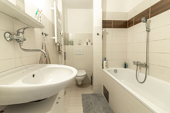 Koupelna - Pronájem bytu 1+kk v osobním vlastnictví 30 m², Praha 2 - Nové Město