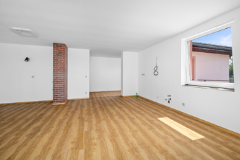 Hlavní obytná místnost s plánovanou kuchyňskou linkou. - Prodej domu 191 m², Veselíčko