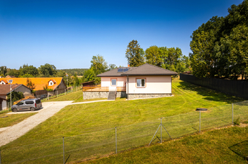 Na pozemku je parkoviště. - Prodej domu 191 m², Veselíčko