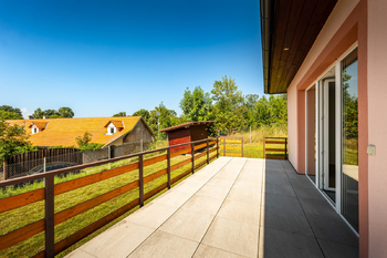 Zadní schodiště z terasy. - Prodej domu 191 m², Veselíčko