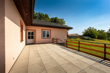 Terasa s vchodovými dveřmi. - Prodej domu 191 m², Veselíčko