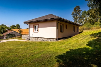 Na boční stěně je vývod vody i pro bazén. - Prodej domu 191 m², Veselíčko