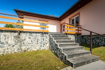 Schodiště do domu. - Prodej domu 191 m², Veselíčko