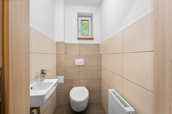 Toaleta. - Prodej domu 191 m², Veselíčko