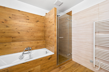 Vana a sprchový kout. - Prodej domu 191 m², Veselíčko