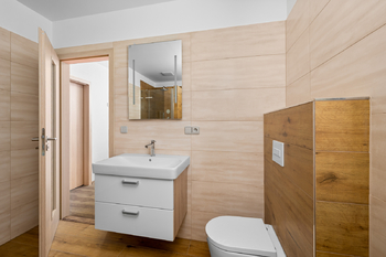V koupelně je další toaleta. - Prodej domu 191 m², Veselíčko