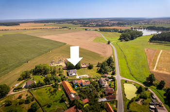 Poloha nemovitosti, v pozadí Bernartice, 1 km od domu. - Prodej domu 191 m², Veselíčko