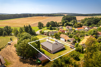 Pohled zvrchu kopce. - Prodej domu 191 m², Veselíčko