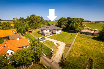 Příjezd k domu. - Prodej domu 191 m², Veselíčko