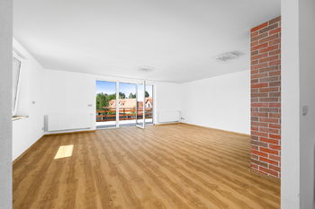Hlavní obývací místnost. - Prodej domu 191 m², Veselíčko