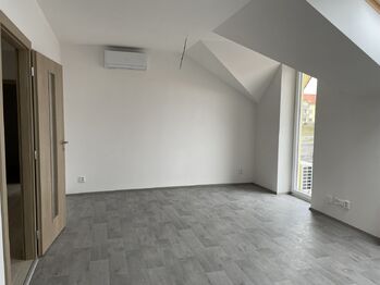 Obývací pokoj bez nábytku - Pronájem bytu 2+kk v osobním vlastnictví 54 m², Benátky nad Jizerou