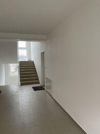 Vstup v domě - Pronájem bytu 2+kk v osobním vlastnictví 54 m², Benátky nad Jizerou