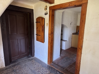 chodba s vchodem do kuchyně - Prodej domu 166 m², Losiná