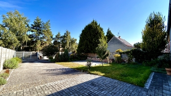 Pohled na přední část zahrady - Prodej domu 120 m², Kladno