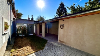 Zadní část zahrady, sezení - Prodej domu 120 m², Kladno