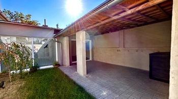 Zadní část zahrady, terasa, posezení - Prodej domu 120 m², Kladno