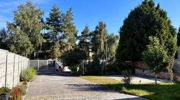 Pohled na vjezdovou bránu - Prodej domu 120 m², Kladno