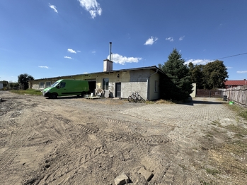 Prodej výrobních prostor 880 m², Loučany