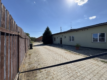 Prodej výrobních prostor 880 m², Loučany