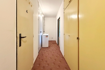 chodba - Prodej bytu 3+1 v osobním vlastnictví 66 m², Praha 8 - Kobylisy