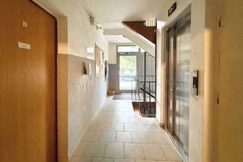 společné prostory - Prodej bytu 3+1 v osobním vlastnictví 66 m², Praha 8 - Kobylisy