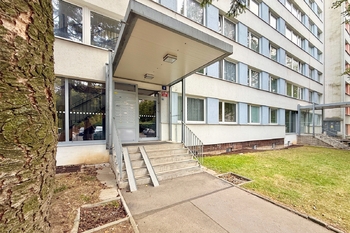 vchod do domu - Prodej bytu 3+1 v osobním vlastnictví 66 m², Praha 8 - Kobylisy
