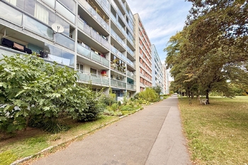 dům jihovýchod - Prodej bytu 3+1 v osobním vlastnictví 66 m², Praha 8 - Kobylisy