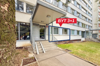 vchod + vyznačený byt - Prodej bytu 3+1 v osobním vlastnictví 66 m², Praha 8 - Kobylisy