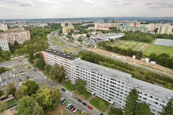 dům a okolí - Prodej bytu 3+1 v osobním vlastnictví 66 m², Praha 8 - Kobylisy