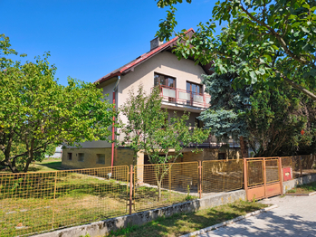 Pohled na rodinný dům z ulice.  - Prodej domu 230 m², Městec Králové