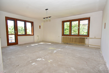 Obývací pokoj v 1. NP. - Prodej domu 230 m², Městec Králové