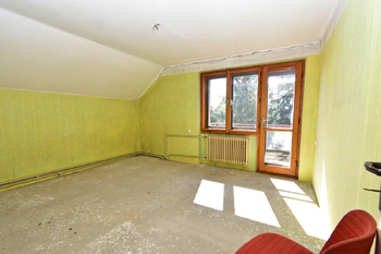 Ložnice č. 1 s balkónem v 2. NP.  - Prodej domu 230 m², Městec Králové