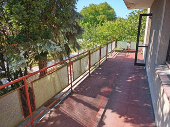 Terasa v 1. NP, přístupná z obývacího pokoje. - Prodej domu 230 m², Městec Králové