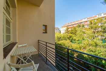 Balkon s výhledem do zeleně vnitrobloku - Pronájem bytu 3+1 v osobním vlastnictví 82 m², Praha 10 - Vršovice