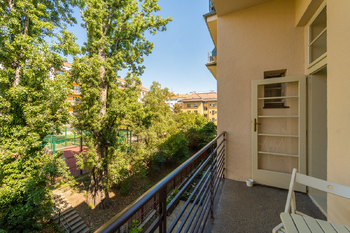Balkon s výhledem do zeleně vnitrobloku - Pronájem bytu 3+1 v osobním vlastnictví 82 m², Praha 10 - Vršovice