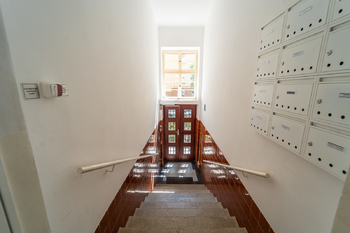 Perfektně udržované společné prostoryy - Pronájem bytu 3+1 v osobním vlastnictví 82 m², Praha 10 - Vršovice