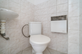 WC v garáži - Prodej domu 151 m², Lužná