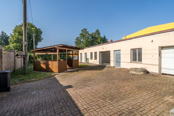 Pohled na dvůr a garáže - Prodej domu 151 m², Lužná