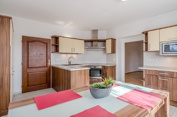 Kuchyň v přízemí - Prodej domu 151 m², Lužná