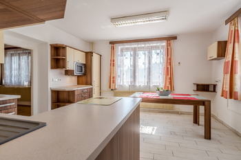 Kuchyň v přízemí - Prodej domu 151 m², Lužná
