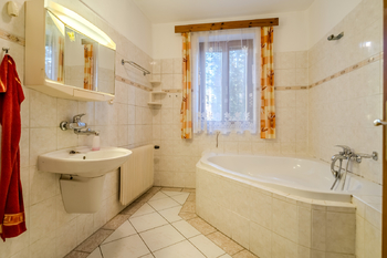 Koupelna a WC v přízemí - Prodej domu 151 m², Lužná
