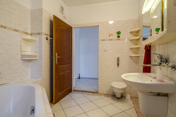 Koupelna a WC v přízemí - Prodej domu 151 m², Lužná