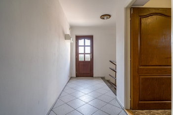 Chodba v patře a vstupní dveře na balkon - Prodej domu 151 m², Lužná
