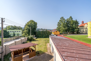 Pohled na pergolu, zahradu a garáže - Prodej domu 151 m², Lužná