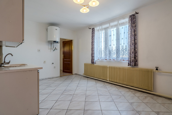 Kuchyň v 1. patře se vstupem do koupelny - Prodej domu 151 m², Lužná